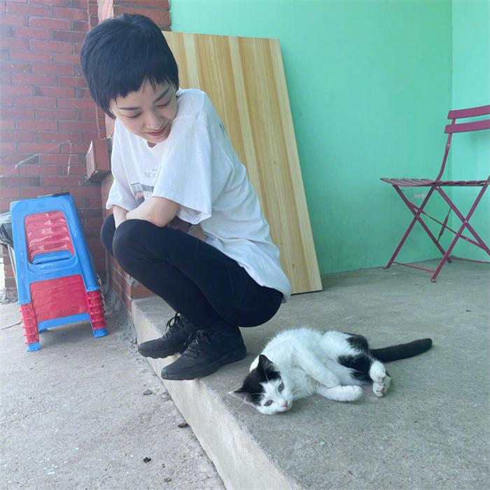 郭采洁与猫咪.jpg