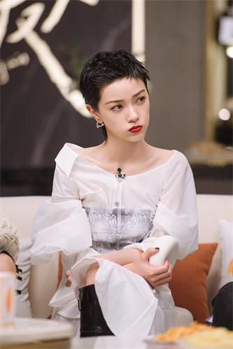 郭采洁认真倾听.jpg