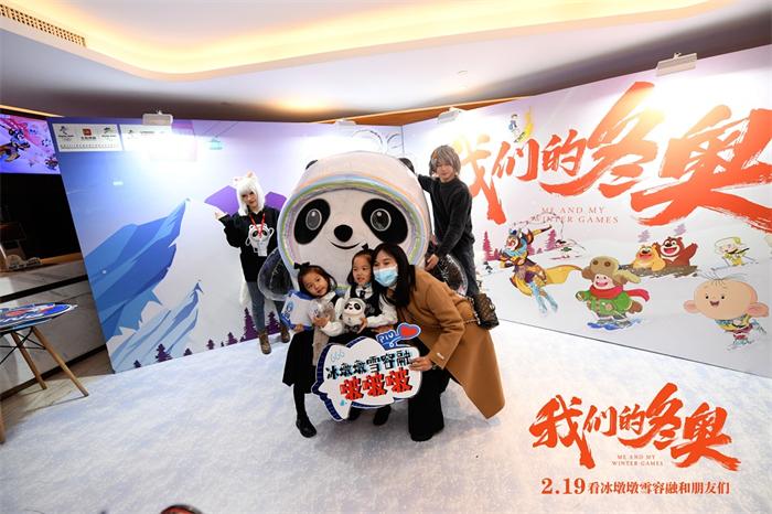 九月、哮天和冰墩墩同框出镜.JPG