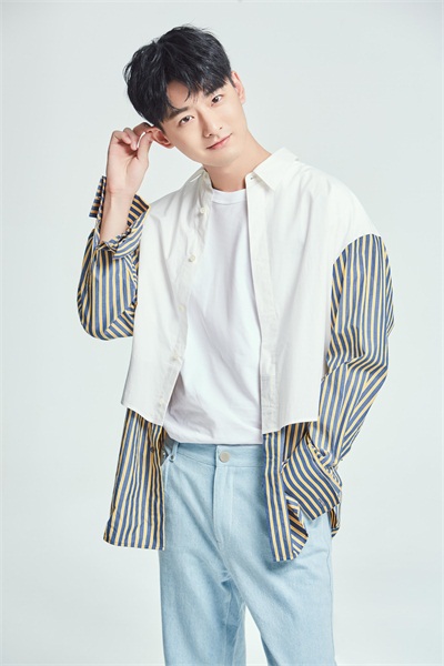 王泽轩学院风写真  还原青春文艺真我