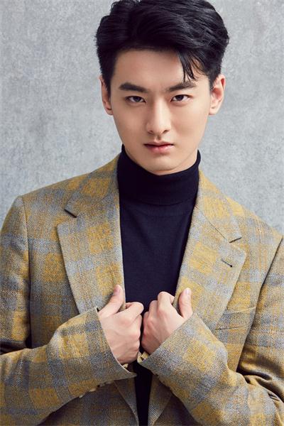 王泽轩精英职场范写真 亦正亦邪眼神杀