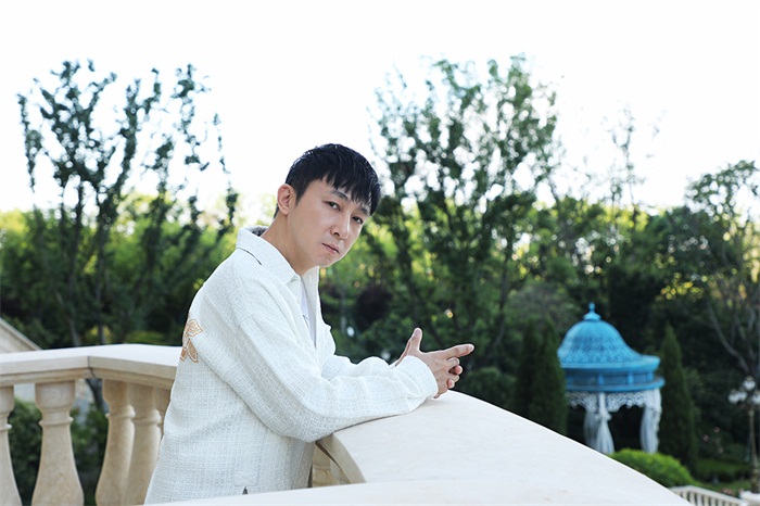 苏可写真俊朗清新 荧屏银幕佳作不断