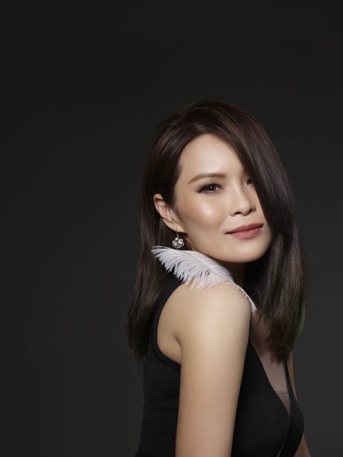 周蕙新歌《弯弯的月光》上线  率性唱出单身"不惑美学"