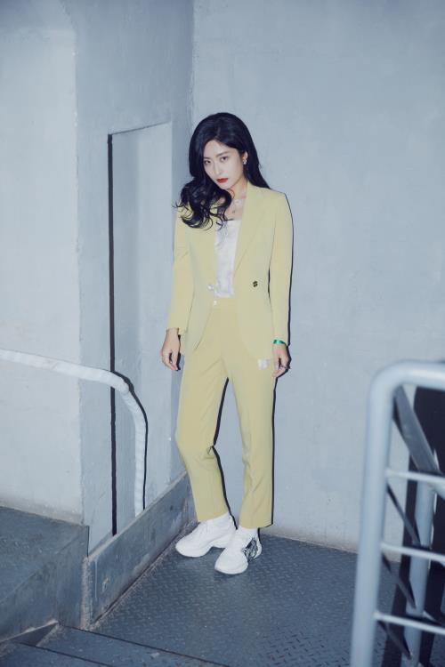 徐百慧身着柠檬黄丝绸西装亮相此次公益盛典,简约大方的裁剪完美修饰