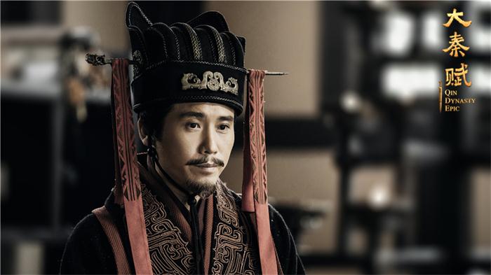 为展开灭赵之计,嬴政,李斯(李乃文饰)威逼利诱郭开叛赵投秦,使其引赵