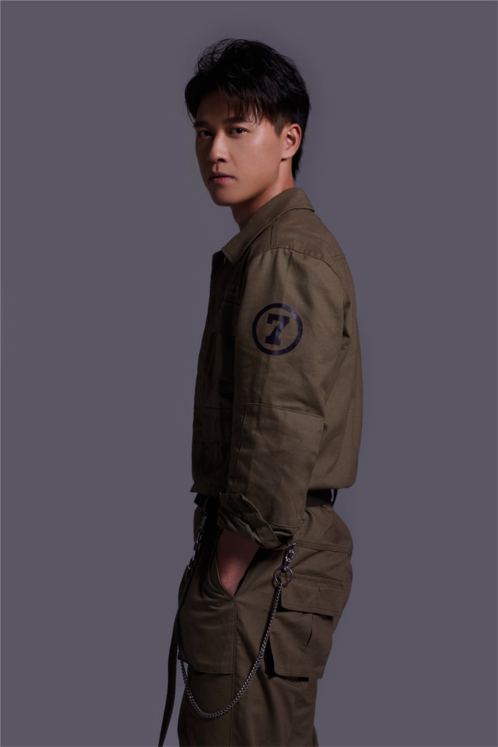 青年演员罗永昌时尚大片上线,硬朗工装酷帅有型