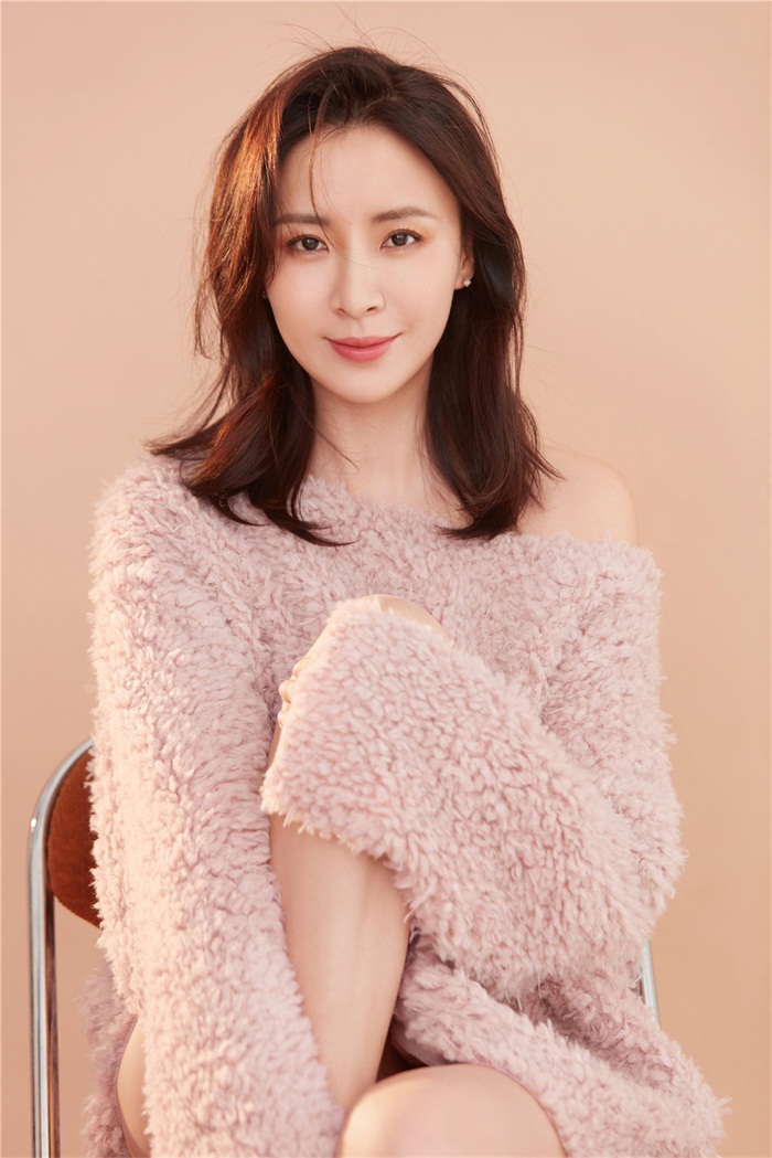 李悦溪时尚大片上线,风格多变展现别样魅力