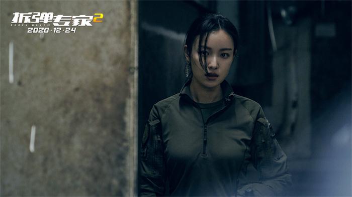 《拆弹专家2》中倪妮饰演的庞玲,打破了观众对于港片女主的角色刻板
