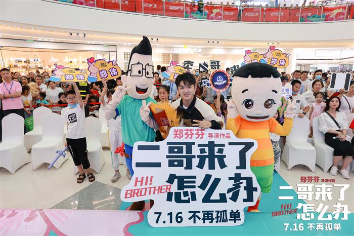 郑伟邀大头儿子、小头爸爸与现场观众合影.jpeg