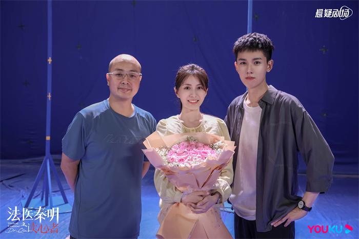 1625808654172140.jpg 8.男女主与导演合影 杀青照.jpg