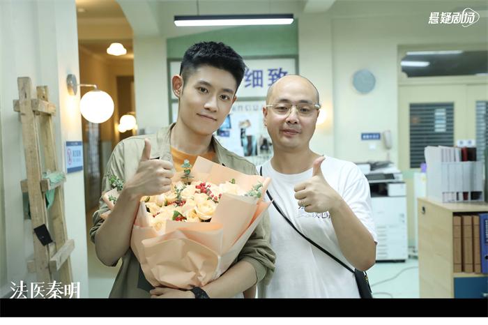 1625808661366045.jpg 9.男二和导演合影 杀青照.jpg