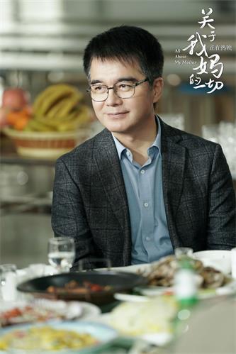 1632042871677671.jpeg 《关于我妈的一切》许亚军沉稳微笑安静聆听.jpeg