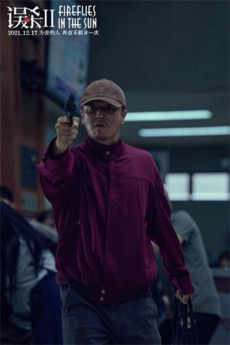 1638844086916473.jpg 林日朗(肖央 饰)举枪指向前方眼神凌厉.jpg