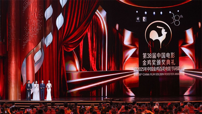 苏有朋金鸡奖再执话筒 展全能电影人素养主持获观众好评 (3).jpg